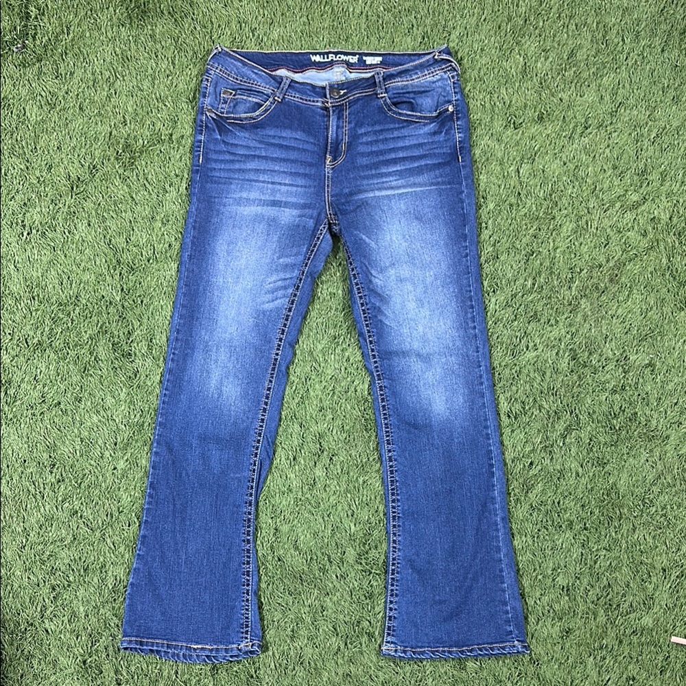Wallflower Women's The Fiesty Curvy Low Rise Fit Jeans Size 13
